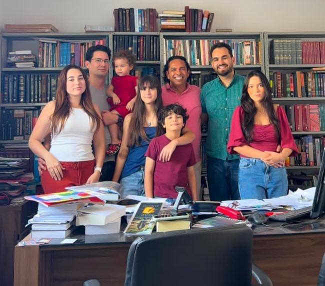 Família de Ápio Magalhães: Vitória, Kescyler, Nair, Lavínia, Jorge, Ápio, Kalesse e Natália. Acervo familiar.