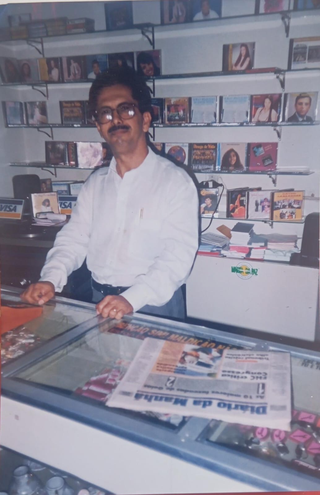 Pr. Ápio Benicio, pai de Ápio Magalhães, na livraria. Acervo familiar.