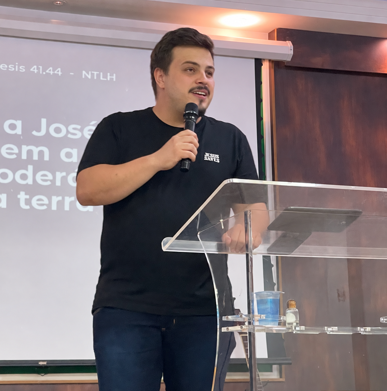 Nelson Neto pregando a Palavra