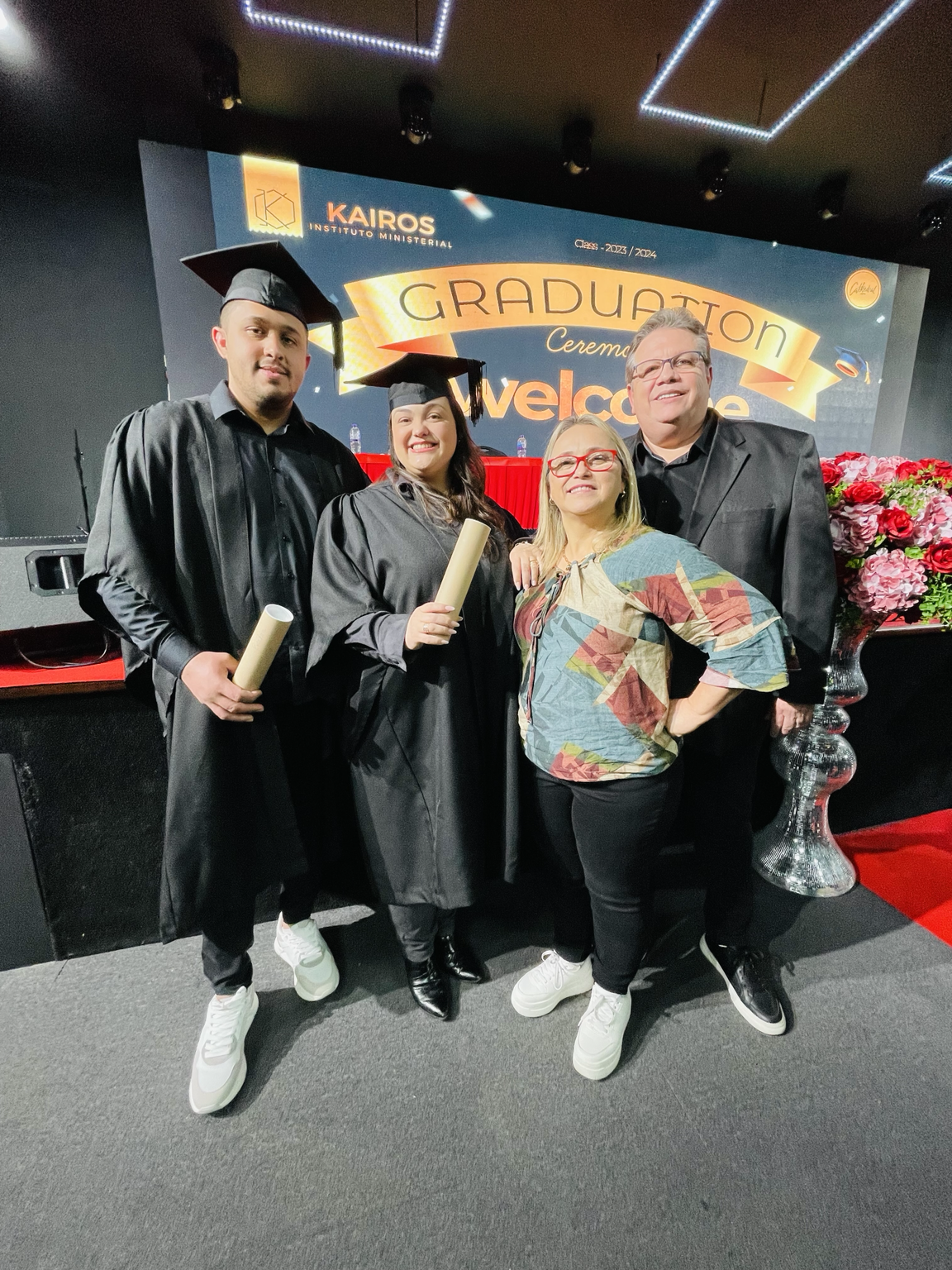 Karine e Estevão Daniel com Pastor Pereira e Dinamar Renata na formatura teológica em Londres