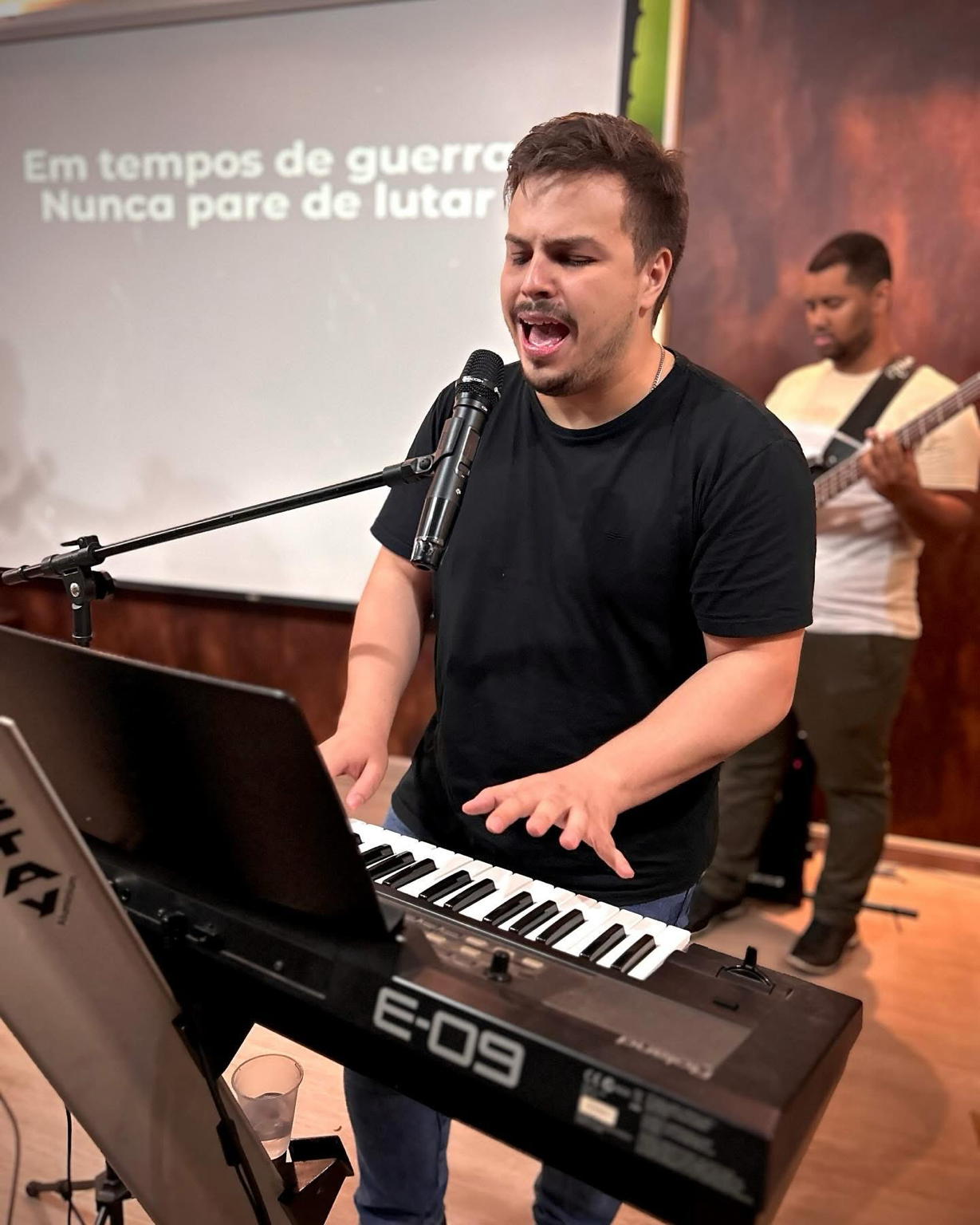 Nelson Neto tocando teclado e ministrando louvor